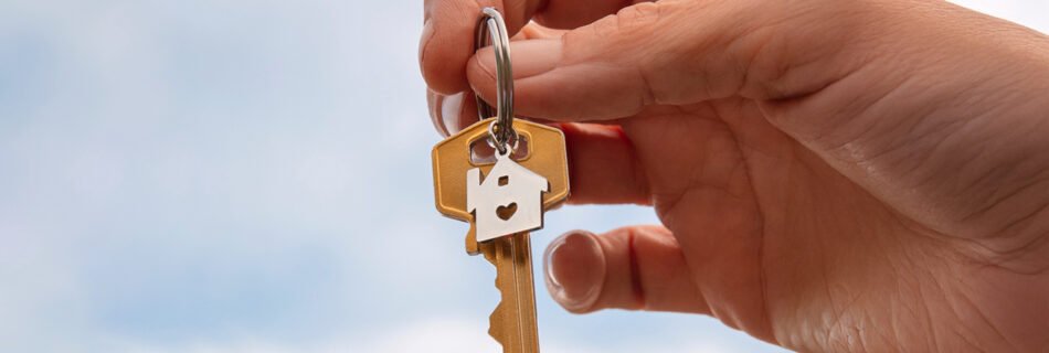 Anahtar teslim villa hizmeti ile Konya’da yeni bir evin anahtarını teslim alan kişi